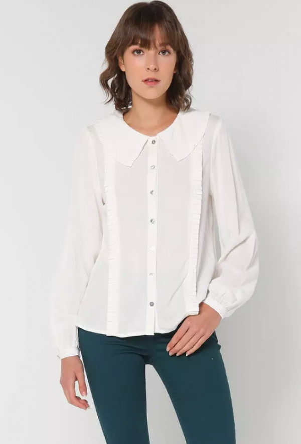 Blouse dengan kerah Peter Pan